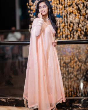 Sri Divya Instagram - #MeiyazhaganFromToday 🤍#SathyamSundaramFromTomorrow 🩷

👗 @labellikithabommu 

💎 @devijewellersjubileehills 

Styling @beingstyl 
Styling team @meghakrishna.k 

M&H @saikrishnabandari 

📸 @arunprasath_photography 

#meiyazhagan #sathyamsundaram