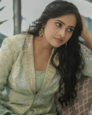 Sri Divya Instagram - Dubai heat! 5 days to #Meiyazhagan! ✨

👗 @vaishaliagarwal_ 

Styling @kalyanik666

💍 @pradejewels 

M&H @sheetal_makeupandhair 

📸 @adnan.a.abbas 

#MeiyazhaganFromSep27 
#SathyamSundaramFromSep28 
#SathyamSundaram 
#Dubai