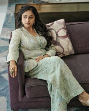 Sri Divya Instagram - Dubai heat! 5 days to #Meiyazhagan! ✨

👗 @vaishaliagarwal_ 

Styling @kalyanik666

💍 @pradejewels 

M&H @sheetal_makeupandhair 

📸 @adnan.a.abbas 

#MeiyazhaganFromSep27 
#SathyamSundaramFromSep28 
#SathyamSundaram 
#Dubai