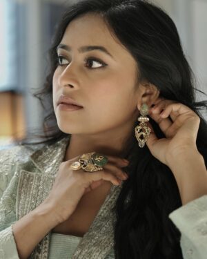 Sri Divya Instagram - Dubai heat! 5 days to #Meiyazhagan! ✨

👗 @vaishaliagarwal_ 

Styling @kalyanik666

💍 @pradejewels 

M&H @sheetal_makeupandhair 

📸 @adnan.a.abbas 

#MeiyazhaganFromSep27 
#SathyamSundaramFromSep28 
#SathyamSundaram 
#Dubai