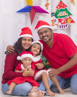Sridevi Ashok Instagram - Wishing you all a Merry Christmas & Happy Holidays 🎅🥰❤️🤗🫶

Photography: @rootzstudios