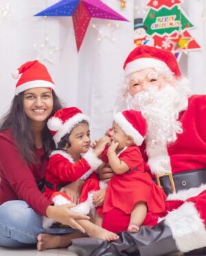 Sridevi Ashok Instagram - Wishing you all a Merry Christmas & Happy Holidays 🎅🥰❤️🤗🫶

Photography: @rootzstudios