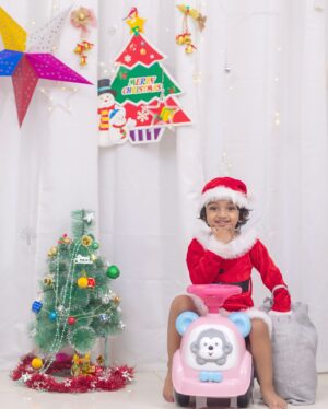 Sridevi Ashok Instagram - Wishing you all a Merry Christmas & Happy Holidays 🎅🥰❤️🤗🫶

Photography: @rootzstudios