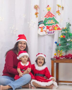 Sridevi Ashok Instagram - Wishing you all a Merry Christmas & Happy Holidays 🎅🥰❤️🤗🫶

Photography: @rootzstudios