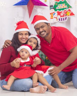 Sridevi Ashok Instagram - Wishing you all a Merry Christmas & Happy Holidays 🎅🥰❤️🤗🫶

Photography: @rootzstudios