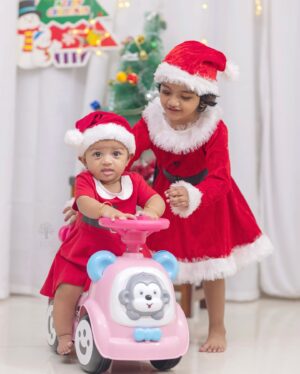 Sridevi Ashok Instagram - Wishing you all a Merry Christmas & Happy Holidays 🎅🥰❤️🤗🫶

Photography: @rootzstudios