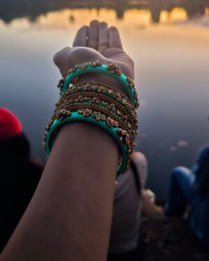 Sriranjani Sundaram Instagram - For the first time in a long time I packed a saree and jewelry for a holiday! And the sunrise pics captured by @realamitbhargav proved to make it oh so worth it! 

For those who enquired about the saree pls go to @silk__saga for more collections and deets 

The bangles are by @krit.hucreation and she's done a fab job of matching it by just seeing a picture !!! 

#angkorwatsunrise #cambodiatrip