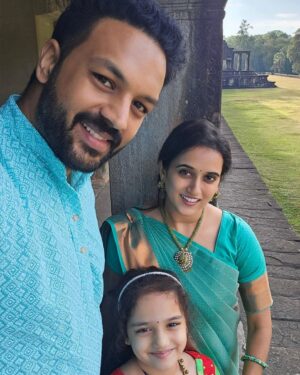 Sriranjani Sundaram Instagram - For the first time in a long time I packed a saree and jewelry for a holiday! And the sunrise pics captured by @realamitbhargav proved to make it oh so worth it! 

For those who enquired about the saree pls go to @silk__saga for more collections and deets 

The bangles are by @krit.hucreation and she's done a fab job of matching it by just seeing a picture !!! 

#angkorwatsunrise #cambodiatrip