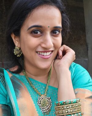 Sriranjani Sundaram Instagram - For the first time in a long time I packed a saree and jewelry for a holiday! And the sunrise pics captured by @realamitbhargav proved to make it oh so worth it! 

For those who enquired about the saree pls go to @silk__saga for more collections and deets 

The bangles are by @krit.hucreation and she's done a fab job of matching it by just seeing a picture !!! 

#angkorwatsunrise #cambodiatrip