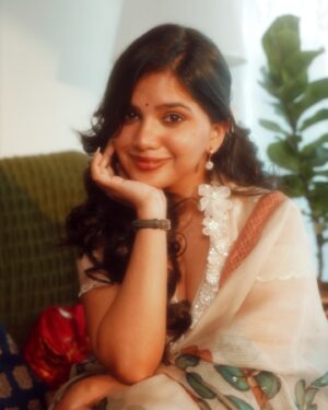 Srishti Garg Instagram - if i was born in the 70s, these would be my thirst traps 

shot by @jayysingh_
outfit by @aamrabylavanya @dipublicrelations