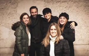 Stana Katic Instagram - Quick #flashback to a moment with some sweet audience members of our show #ABSENTIA after a long day of filming with #MattLeNevez.  @matt_le_nevez #ForeverGratefulToAllOfYouOutThere #IGetToDoWhatIDoBecauseOfYou
#HaveAKickassSetOfHolidays !!!