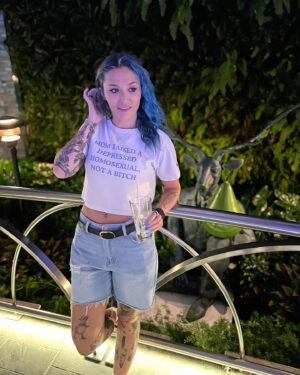 Steffanie Newell Instagram - Now back to your regularly depressed sapphic who heals trauma with tattoos🏳️‍🌈