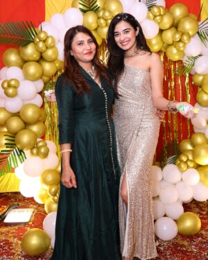 Stefy Patel Instagram - Grateful ✨Blessed✨Birthday 2025♥️
.
My idea of birthday has always been with my family at home in Hazaribagh, thankyouuuu universe for blessing me with such a loving family🥰Thankyouuu everyone for all your wishes and love, really means a lot ♥️
.
5th photo is a very Special one ♥️
The best part about this year birthday was my dada and dadi ji joined us till 1am though they generally sleep by 9.30pm🥂
And we danced our hearts out till 3.30am💃🕺
Aur baatein toh hamari subah 6bje tak chal Rahi thi🤓😋
.
Didn’t had my birthday cap this year but had my Nemo cake 🐠🥰
.
Happppyyyy birthdayyyyyy Stefyyyyyyy♥️
.
Shot by @ayyazphotography
