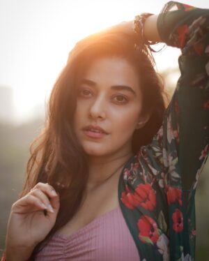Stefy Patel Instagram - “The magic hour suits me, don’t you think? 🌅💫”
.
.
Finally I get to shoot with the one and only @kilaruness 🥰