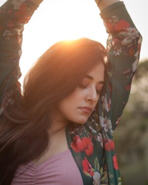 Stefy Patel Instagram - “The magic hour suits me, don’t you think? 🌅💫”
.
.
Finally I get to shoot with the one and only @kilaruness 🥰