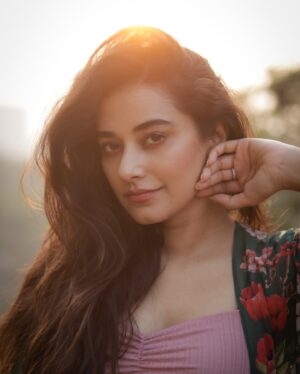 Stefy Patel Instagram - “The magic hour suits me, don’t you think? 🌅💫”
.
.
Finally I get to shoot with the one and only @kilaruness 🥰