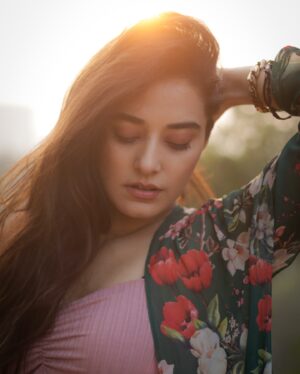 Stefy Patel Instagram - “The magic hour suits me, don’t you think? 🌅💫”
.
.
Finally I get to shoot with the one and only @kilaruness 🥰