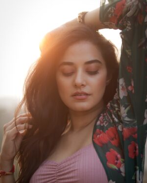 Stefy Patel Instagram - “The magic hour suits me, don’t you think? 🌅💫”
.
.
Finally I get to shoot with the one and only @kilaruness 🥰