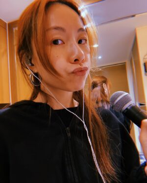 Stephy Tang Lai-Yan Instagram - 2024是忙碌豐盛且百感交集的一年
本來想用每月照片回顧一下今年的事
結果打開相簿
從一月開始選了半個小時都不知道要怎麼選
最後決定只用12月的碎片來作一個小總結😌

今年拍了兩部電影
出了一首新歌又錄了另一首新歌（係呀第二首新歌大家就快可以聽到😙）
上映咗四部電影一部電視劇
因為拍戲學識左打保齡球
去左幾次旅行又再去埋西藏
病咗兩次都係咳都甩肺
又有朋友移左民
宣佈咗人生第一個紅館演唱會
還有年糕糕畢業了🎓

一年可說眨眼就過
但回想事情大大小小卻是堆滿心頭
來迎接新的一年
舊事情繼續支撐著我們的成長與堅毅
一起發掘更多可能性✨

#goodbye2024
#Happynewyear
