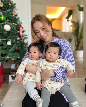 Stephy Tang Lai-Yan Instagram - 2024是忙碌豐盛且百感交集的一年
本來想用每月照片回顧一下今年的事
結果打開相簿
從一月開始選了半個小時都不知道要怎麼選
最後決定只用12月的碎片來作一個小總結😌

今年拍了兩部電影
出了一首新歌又錄了另一首新歌（係呀第二首新歌大家就快可以聽到😙）
上映咗四部電影一部電視劇
因為拍戲學識左打保齡球
去左幾次旅行又再去埋西藏
病咗兩次都係咳都甩肺
又有朋友移左民
宣佈咗人生第一個紅館演唱會
還有年糕糕畢業了🎓

一年可說眨眼就過
但回想事情大大小小卻是堆滿心頭
來迎接新的一年
舊事情繼續支撐著我們的成長與堅毅
一起發掘更多可能性✨

#goodbye2024
#Happynewyear