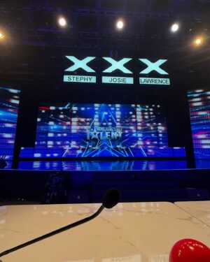 Stephy Tang Lai-Yan Instagram - 2024是忙碌豐盛且百感交集的一年
本來想用每月照片回顧一下今年的事
結果打開相簿
從一月開始選了半個小時都不知道要怎麼選
最後決定只用12月的碎片來作一個小總結😌

今年拍了兩部電影
出了一首新歌又錄了另一首新歌（係呀第二首新歌大家就快可以聽到😙）
上映咗四部電影一部電視劇
因為拍戲學識左打保齡球
去左幾次旅行又再去埋西藏
病咗兩次都係咳都甩肺
又有朋友移左民
宣佈咗人生第一個紅館演唱會
還有年糕糕畢業了🎓

一年可說眨眼就過
但回想事情大大小小卻是堆滿心頭
來迎接新的一年
舊事情繼續支撐著我們的成長與堅毅
一起發掘更多可能性✨

#goodbye2024
#Happynewyear