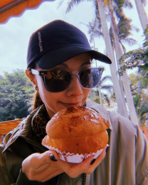 Stephy Tang Lai-Yan Instagram - 2024是忙碌豐盛且百感交集的一年
本來想用每月照片回顧一下今年的事
結果打開相簿
從一月開始選了半個小時都不知道要怎麼選
最後決定只用12月的碎片來作一個小總結😌

今年拍了兩部電影
出了一首新歌又錄了另一首新歌（係呀第二首新歌大家就快可以聽到😙）
上映咗四部電影一部電視劇
因為拍戲學識左打保齡球
去左幾次旅行又再去埋西藏
病咗兩次都係咳都甩肺
又有朋友移左民
宣佈咗人生第一個紅館演唱會
還有年糕糕畢業了🎓

一年可說眨眼就過
但回想事情大大小小卻是堆滿心頭
來迎接新的一年
舊事情繼續支撐著我們的成長與堅毅
一起發掘更多可能性✨

#goodbye2024
#Happynewyear