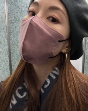 Stephy Tang Lai-Yan Instagram - 2024是忙碌豐盛且百感交集的一年
本來想用每月照片回顧一下今年的事
結果打開相簿
從一月開始選了半個小時都不知道要怎麼選
最後決定只用12月的碎片來作一個小總結😌

今年拍了兩部電影
出了一首新歌又錄了另一首新歌（係呀第二首新歌大家就快可以聽到😙）
上映咗四部電影一部電視劇
因為拍戲學識左打保齡球
去左幾次旅行又再去埋西藏
病咗兩次都係咳都甩肺
又有朋友移左民
宣佈咗人生第一個紅館演唱會
還有年糕糕畢業了🎓

一年可說眨眼就過
但回想事情大大小小卻是堆滿心頭
來迎接新的一年
舊事情繼續支撐著我們的成長與堅毅
一起發掘更多可能性✨

#goodbye2024
#Happynewyear