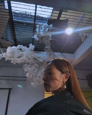 Stephy Tang Lai-Yan Instagram - 2024是忙碌豐盛且百感交集的一年
本來想用每月照片回顧一下今年的事
結果打開相簿
從一月開始選了半個小時都不知道要怎麼選
最後決定只用12月的碎片來作一個小總結😌

今年拍了兩部電影
出了一首新歌又錄了另一首新歌（係呀第二首新歌大家就快可以聽到😙）
上映咗四部電影一部電視劇
因為拍戲學識左打保齡球
去左幾次旅行又再去埋西藏
病咗兩次都係咳都甩肺
又有朋友移左民
宣佈咗人生第一個紅館演唱會
還有年糕糕畢業了🎓

一年可說眨眼就過
但回想事情大大小小卻是堆滿心頭
來迎接新的一年
舊事情繼續支撐著我們的成長與堅毅
一起發掘更多可能性✨

#goodbye2024
#Happynewyear