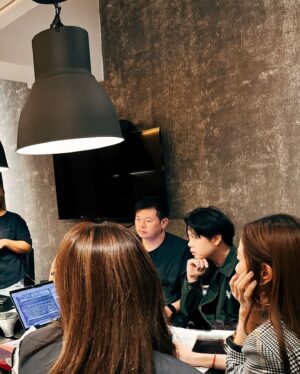 Stephy Tang Lai-Yan Instagram - 2024是忙碌豐盛且百感交集的一年
本來想用每月照片回顧一下今年的事
結果打開相簿
從一月開始選了半個小時都不知道要怎麼選
最後決定只用12月的碎片來作一個小總結😌

今年拍了兩部電影
出了一首新歌又錄了另一首新歌（係呀第二首新歌大家就快可以聽到😙）
上映咗四部電影一部電視劇
因為拍戲學識左打保齡球
去左幾次旅行又再去埋西藏
病咗兩次都係咳都甩肺
又有朋友移左民
宣佈咗人生第一個紅館演唱會
還有年糕糕畢業了🎓

一年可說眨眼就過
但回想事情大大小小卻是堆滿心頭
來迎接新的一年
舊事情繼續支撐著我們的成長與堅毅
一起發掘更多可能性✨

#goodbye2024
#Happynewyear