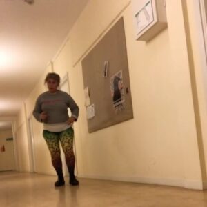 Stina Wollter Instagram - En liten danskavalkad från olika år här och där i mobilen. (9 filmer) 
En påminnelse om att det ju var #nationaldanceday häromdagen! 
En påminnelse om att dansen finns där, den bara väntar på att få vara hos dig, i någon form. Det finns en osynlig garantistämpel på att det sker mönsterbrytningar, tankehopp, kontakt och känslopirr i samma stund du låter den finnas i dig. 

Let’s dance! (Ja och apropå det:  mina mer ordnade koreograferade danser från 2017 får ni leta upp på youtube vid behov. Tangon är jag ju jävligt nöjd med bla.)

Låt 1: ”Three more days” med @raylamontagne
Låt 2: Okänd. Tunnelbana i New York 2018
3: Hittar inte🫤
4: ”Express yourself” med Charles Wright & co
5: ”Let me help you pack the bags” med Stina Wollter
6: “Who’s that sexy thing I see over there” B. Spears
7: Brodd-stepp till “Den som glad är”. (I mitt huvud)
8 & 9: Rikt inre liv heter de melodierna.