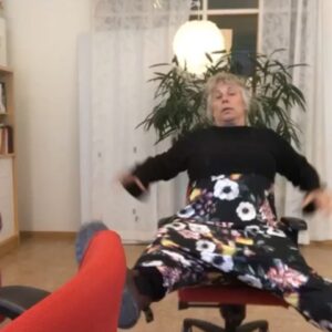 Stina Wollter Instagram - En liten danskavalkad från olika år här och där i mobilen. (9 filmer) 
En påminnelse om att det ju var #nationaldanceday häromdagen! 
En påminnelse om att dansen finns där, den bara väntar på att få vara hos dig, i någon form. Det finns en osynlig garantistämpel på att det sker mönsterbrytningar, tankehopp, kontakt och känslopirr i samma stund du låter den finnas i dig. 

Let’s dance! (Ja och apropå det:  mina mer ordnade koreograferade danser från 2017 får ni leta upp på youtube vid behov. Tangon är jag ju jävligt nöjd med bla.)

Låt 1: ”Three more days” med @raylamontagne
Låt 2: Okänd. Tunnelbana i New York 2018
3: Hittar inte🫤
4: ”Express yourself” med Charles Wright & co
5: ”Let me help you pack the bags” med Stina Wollter
6: “Who’s that sexy thing I see over there” B. Spears
7: Brodd-stepp till “Den som glad är”. (I mitt huvud)
8 & 9: Rikt inre liv heter de melodierna.