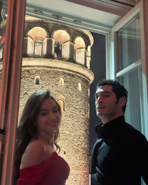 Su Burcu Yazgı Coşkun Instagram - Bu salı. 🌹🌠
#BirGeceMasalı @_burakdeniz