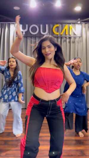Subhashree Rayaguru Instagram - Kakinada Kaja 🍯🌶️ Nachinda?? Aithe Mana “Kakinada Kaja “ Hook Step to Vibe Cheyandi 💃🏻 
 @sonymusic_south @rollrida @sameerabharadwaj 

Location @ycddance 

#kakinada #kakinadakaja #hookstep #hookstepchallenge #subhashree #subbu #rollrida