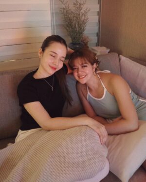 Sue Ramirez Instagram - 언니, 사랑해 🎈✨

Happiest birthday, Ate @kristelfulgar 💕