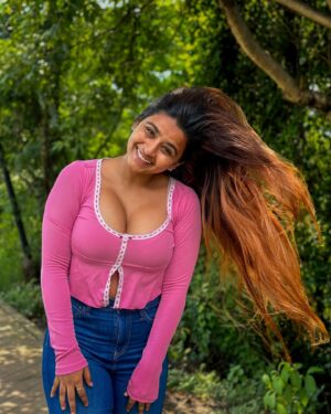 SuhanaKhan Instagram - we all want someone💓