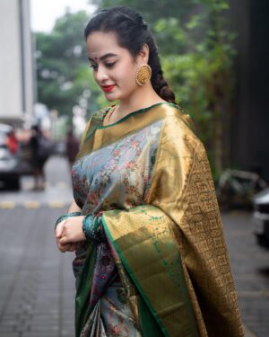 Suja Varunee Instagram - Saree speaks louder than words💚🩵
Happy world’s saree day🩵💚 December 21st🫶

#feminism #saree #sareelove #sareeindia #sareedraping #traditional #hope #confident #pattusaree #loveyourself 

Saree - @vishruthasilk 
Makeover- @dollupmakeover_artistry 
Earring- @amrapalijewels