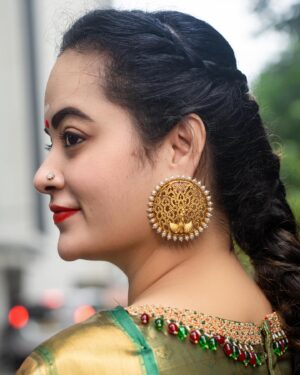 Suja Varunee Instagram - Saree speaks louder than words💚🩵
Happy world’s saree day🩵💚 December 21st🫶

#feminism #saree #sareelove #sareeindia #sareedraping #traditional #hope #confident #pattusaree #loveyourself 

Saree - @vishruthasilk 
Makeover- @dollupmakeover_artistry 
Earring- @amrapalijewels