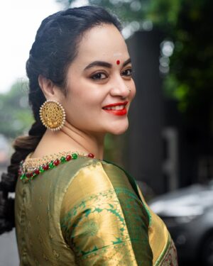 Suja Varunee Instagram - Saree speaks louder than words💚🩵
Happy world’s saree day🩵💚 December 21st🫶

#feminism #saree #sareelove #sareeindia #sareedraping #traditional #hope #confident #pattusaree #loveyourself 

Saree - @vishruthasilk 
Makeover- @dollupmakeover_artistry 
Earring- @amrapalijewels