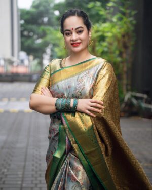 Suja Varunee Instagram - Saree speaks louder than words💚🩵
Happy world’s saree day🩵💚 December 21st🫶

#feminism #saree #sareelove #sareeindia #sareedraping #traditional #hope #confident #pattusaree #loveyourself 

Saree - @vishruthasilk 
Makeover- @dollupmakeover_artistry 
Earring- @amrapalijewels