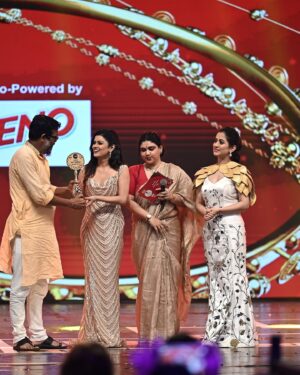 Suman Pattnaik Instagram - Can’t Thank you all enough for all your love and support guyzz 😭🥰💕 

Got 3 awards as
Best Actor Female Viwer’s choice for “Bhagya Rekha” ✨ 
Best Actor Female viewer’s choice for Film “Kemiti Kahibi Mun “
Best Judges Team for Raja Queen 2024 🫰

And also our Film “Kemiti Kahibi Mun” got the Best Film viewer’s choice 2024 🫶🥹 

Extremely overwhelmed by your LOVE 💕 

Thank you JAGA for everything 🙏💕

Thank you @zee_sarthaktv @pratikseal sir @ahana.chakraborty.50 @tanmaya.cine @pritilopa  for believing me 🫶🫰

Thank you Papa, Mama, Apa, Bhai and my whole family for ur constant support 💕 can’t explain how lucky I am for having you all 🥰 @sadhupattnaik @pattnaik_srabani_1972 @sheetal.pattnaik.96 @s_a_h_i_l_p_a_t_t_n_a_i_k @_.s_h_i_l_p_i._ @_._.sejal._ 

Thank you all my well wishers, my colleague and my elders for all ur love and blessings 🫶🫰 

Thank you my audience 😘 it would never gonna happen without ur love and support 😘 

Last but not the list Thank you my love @saplin_mishra__official 😘 without you I may not came this far ✨ Thank you for always being there🥰 my constant 💕 
and congratulations for the Award for Best Actor Male Viewer’s choice for our film “Kemiti Kahibi Mun” 🫰 U r the best 🥰🥰🥰 

#zssa 
#zeesarthaksansaraward2024 
#bestactress
#instagram 
#instagood 
#instalike 
#zeesarthak