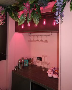 Summer Harte Instagram - Girl’s night done right 🎀🩷💅✨ @thenadiacollection 

The most gorgeous apartment ever in the heart of Manchester 🥹🎀🩷 I’m so here for all the pink & girly vibes! Thank you so much @copperandblossom.mcr for our stay we LOVED it! 🩷