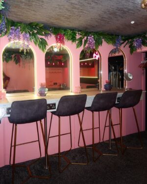 Summer Harte Instagram - Girl’s night done right 🎀🩷💅✨ @thenadiacollection 

The most gorgeous apartment ever in the heart of Manchester 🥹🎀🩷 I’m so here for all the pink & girly vibes! Thank you so much @copperandblossom.mcr for our stay we LOVED it! 🩷