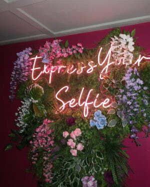 Summer Harte Instagram - Girl’s night done right 🎀🩷💅✨ @thenadiacollection 

The most gorgeous apartment ever in the heart of Manchester 🥹🎀🩷 I’m so here for all the pink & girly vibes! Thank you so much @copperandblossom.mcr for our stay we LOVED it! 🩷