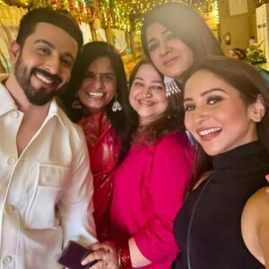 Supriya Shukla Instagram - बहुत बहुत बधाई रूही और शिव...
बस कुछ ही समय में खुशियाँ घर भर भर के आनेवाली हैं...
मिलकर अच्छा लगा...
भाग्य से कुछ प्यारे बोनस में और मिल गये.. और कुछ बाद में आये.. तो छूट गये...
Lots of blessings for both of you🙏.. N loads of love for the angel coming in your life❤️
Thank u @vinnyaroradhoopar
 For beautiful clicks❤️ n organic tight hug🤗
Dheeraj❤️.. Jhappi mar ke acha laga🤗
Usha.. Love u❤️.. Mazaa aaya milke❤️
Ruhi ke mumma❤️..She is a sweetheart ❤️