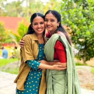Surabhi Santosh Instagram - Radha and Vedha
Onscreen ➡️Offscreen
1 more day to witness our combo in Pavithram 📿
@surabhi.vaishu 

#nayanajosan #surabhisanthosh #vedha #radha #pavithram #asianet