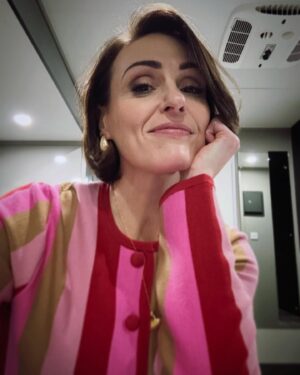 Suranne Jones Instagram - The face of a woman who is heading back to her family. Thank you Manchester. Thank you #filmclubfamily @aimeelouwood ❤️🥰#ralfdavis @bbcthree #gaumontfilmcompany 
What a gorgeous time we had. I’m off to kick off something else but I’ll miss you all. 
@innside_by_melia_uk on first street was a delight too. A little home from home❤️ @ashleighguthrie01 thank you for your healing and @111skin and @brows_by_sarah_ for the face… and @auntiecath17 for all the hook ups!! see you soon Manchester! Was lovely to be back in the north for a while ❤️🎬🎥