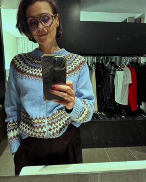Suranne Jones Instagram - @savechildrenuk #christmasjumperday tomorrow 12th December! See stories or go to @savechildrenuk we’ll be joining in on set at #filmclub .. what are you up to?? 
Wear a jumper and donate 🎄❤️