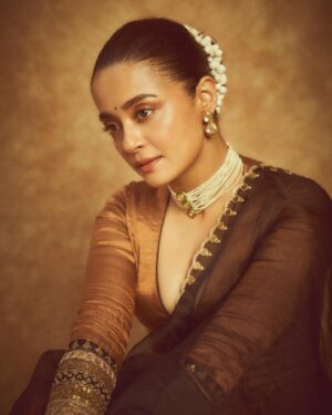 Surveen Chawla Instagram - Kuchh toh kehti hain yeh nazrein 
Khamoshi samajhne vaala koi toh ho 🧡

Outfit- @anjanabohra_official
Jewelry- @sanzanyjewels
Hmu - Me
Styling- @theiatekchandaney
📸- @visualaffairs_va