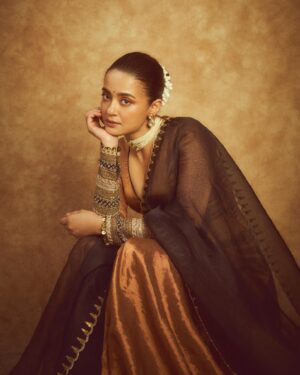 Surveen Chawla Instagram - Kuchh toh kehti hain yeh nazrein 
Khamoshi samajhne vaala koi toh ho 🧡

Outfit- @anjanabohra_official
Jewelry- @sanzanyjewels
Hmu - Me
Styling- @theiatekchandaney
📸- @visualaffairs_va