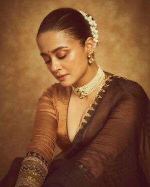 Surveen Chawla Instagram - Kuchh toh kehti hain yeh nazrein 
Khamoshi samajhne vaala koi toh ho 🧡

Outfit- @anjanabohra_official
Jewelry- @sanzanyjewels
Hmu - Me
Styling- @theiatekchandaney
📸- @visualaffairs_va
